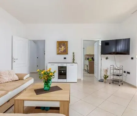 Jela Apartment *