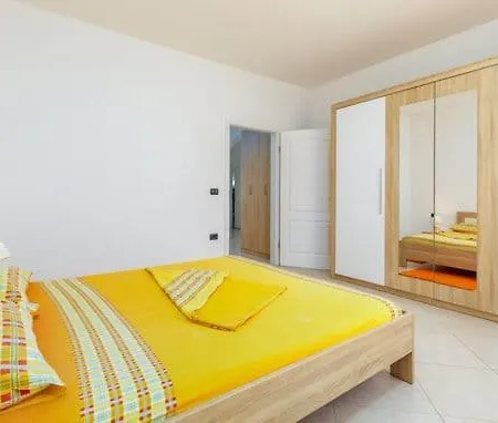 Jela Apartment *