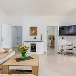 Jela Apartment *